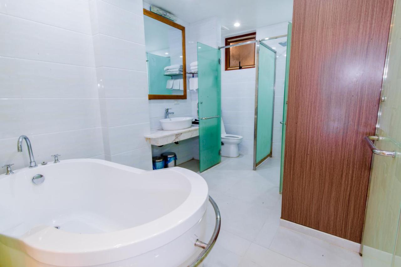 Hoa Dao Hotel Hoa Binh Exterior photo